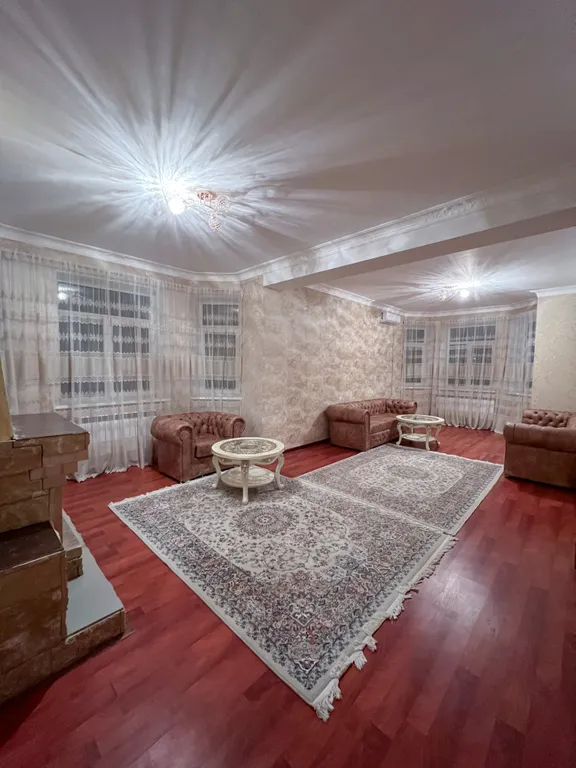 Дом с беседками