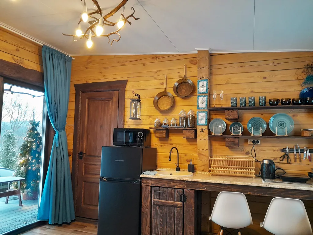 Теплый деревянный дом у воды