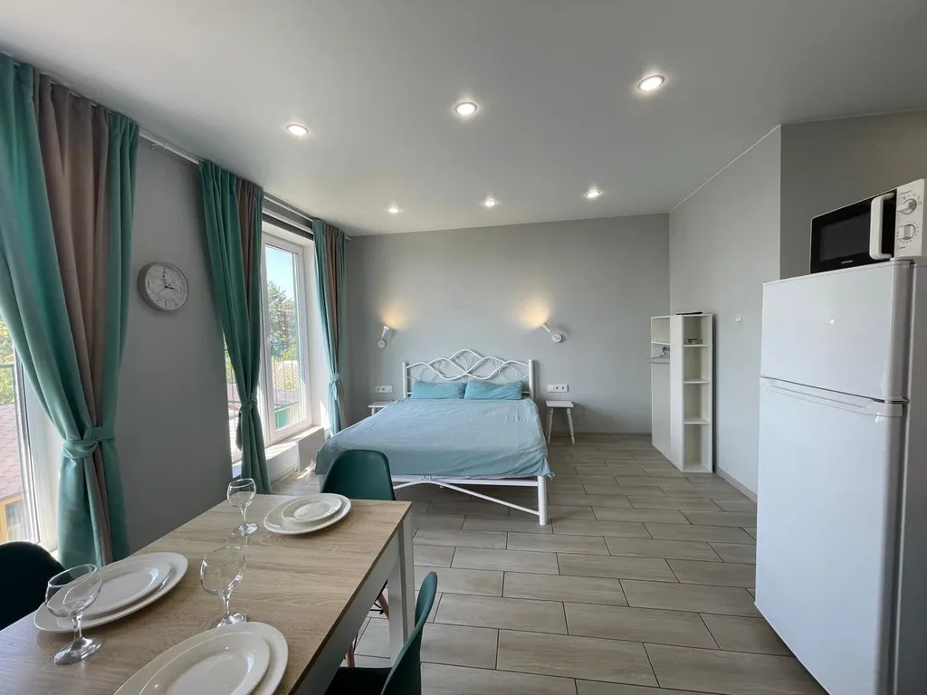 Студия с панорамным видом на озеро