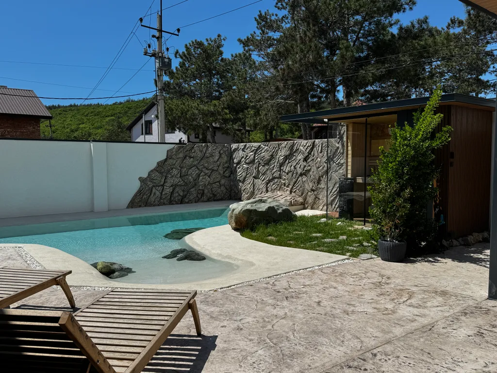 Дом в тихом месте, со своим минипляжем