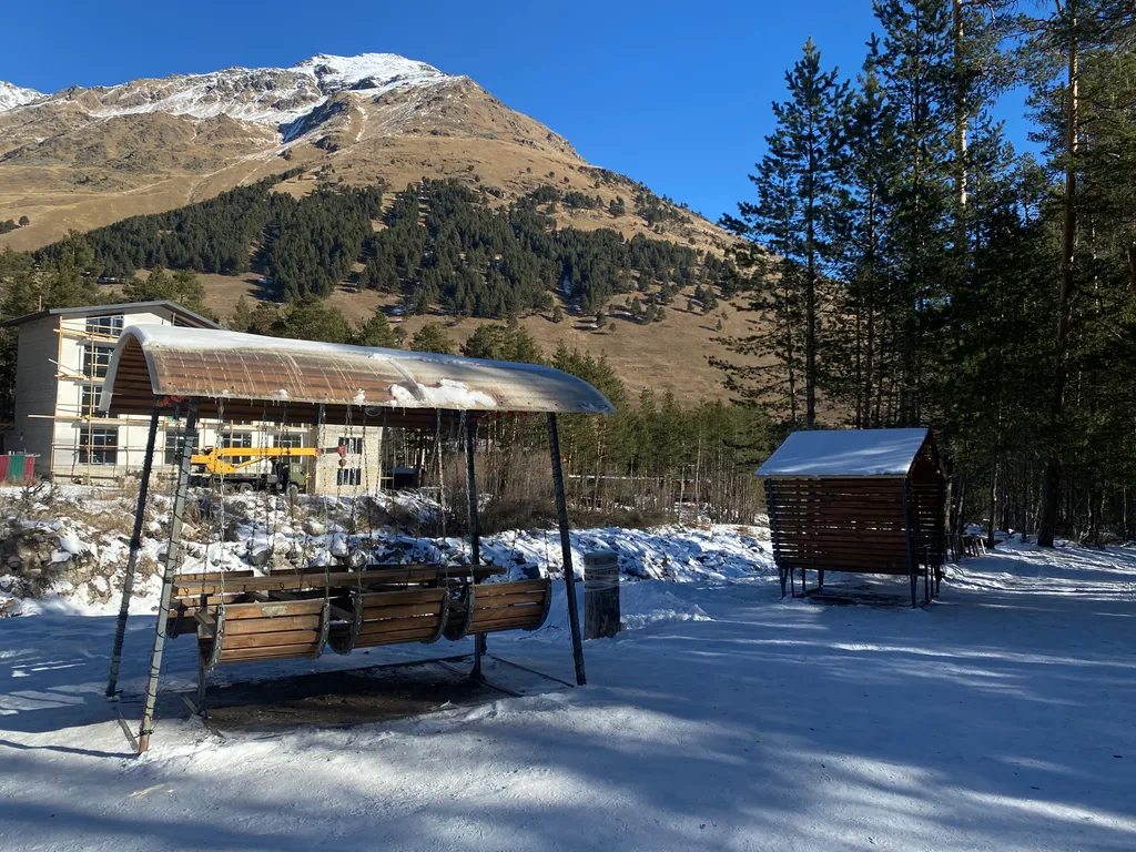 Уютный апартамент на берегу реки с видом на горы