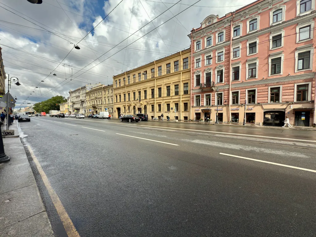 Уютная студия с кроватью на втором ярусе в центре