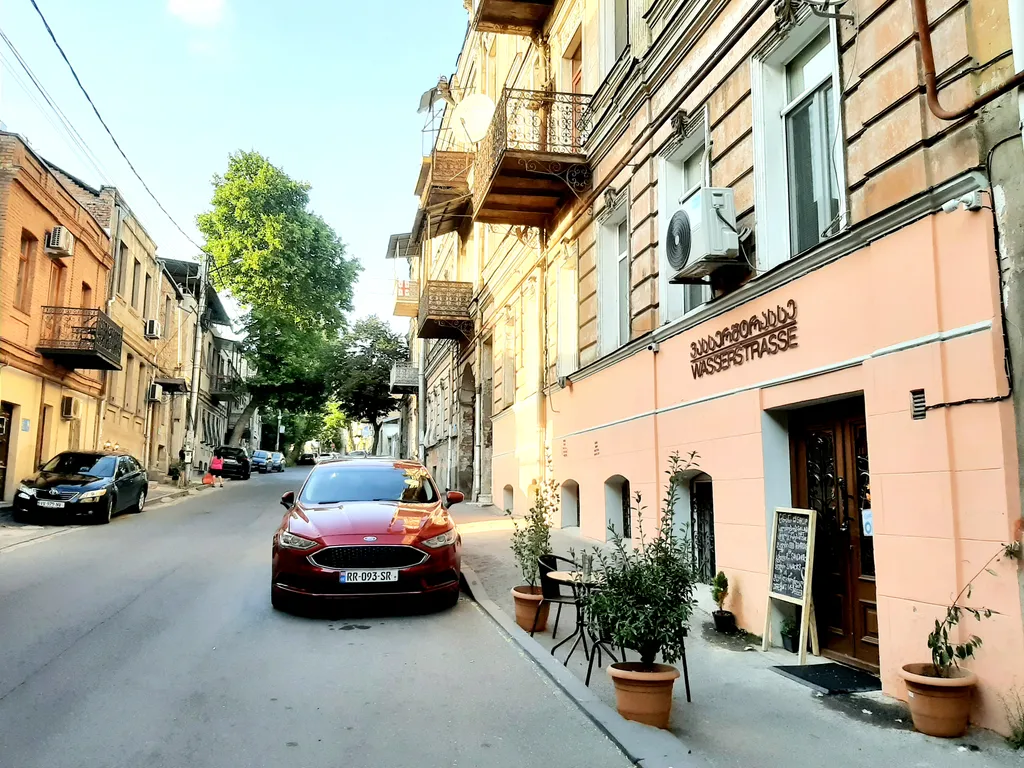 Комната в солнечной квартире в Старом Тбилиси