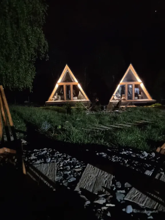 Живописный уголок в лесу вдали от городской суеты