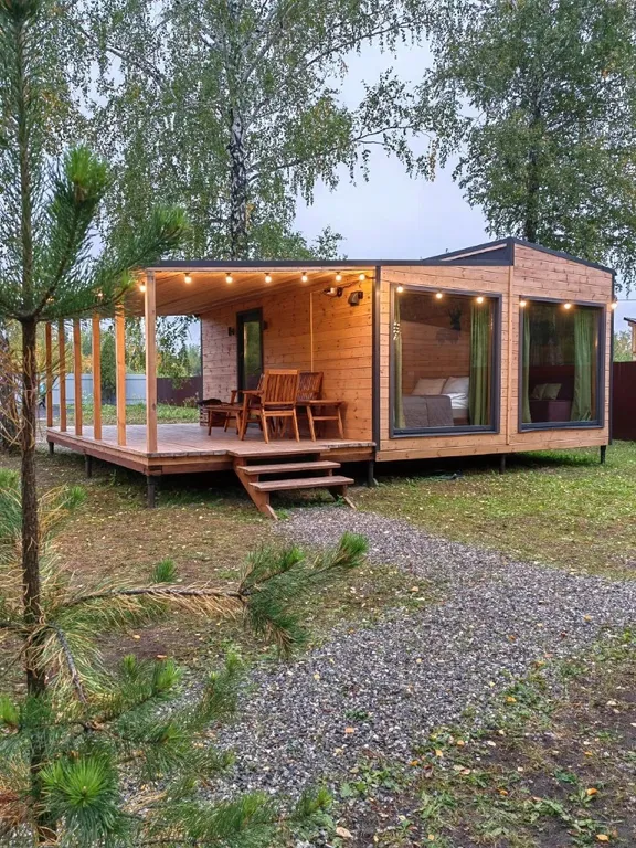 Дом с панорамными окнами с видом на лес