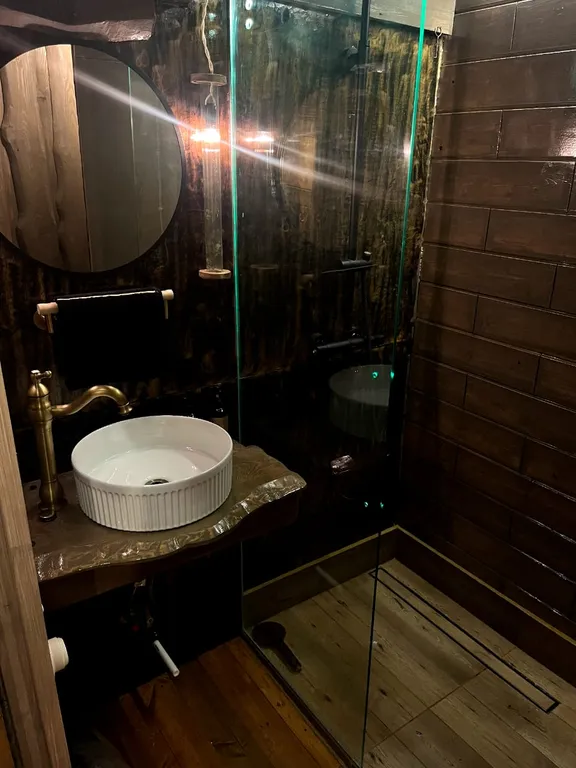 Изба с уютом детства, деревенский дом с баней и русским бытом