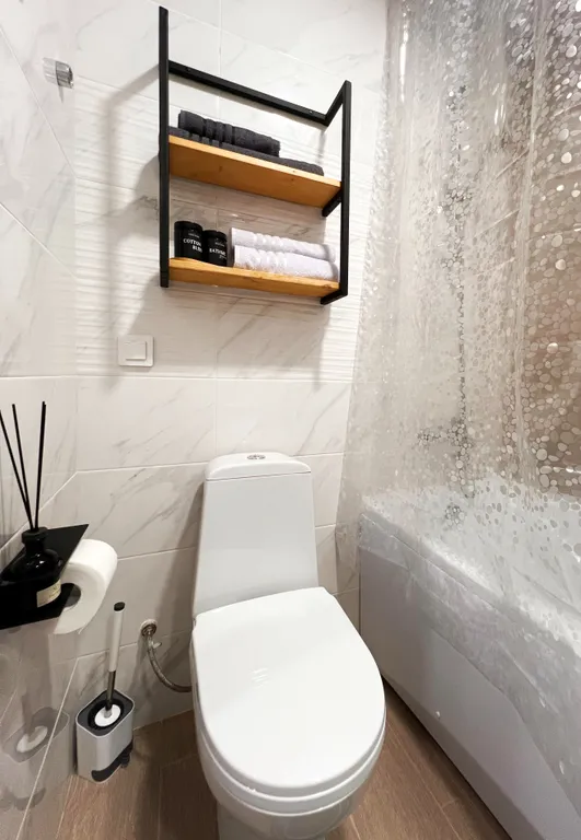 Стильная квартира-студия в яркой цветовой гамме с видом на бассейн