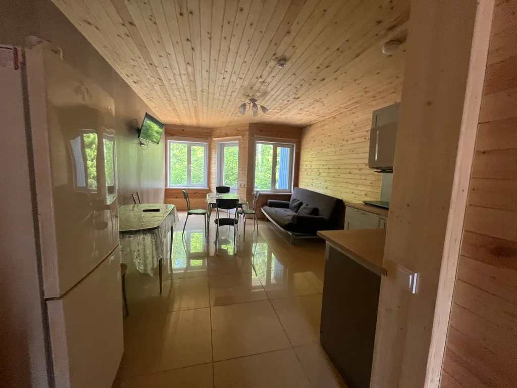 Коттедж 4+2 с сауной на берегу медного озера