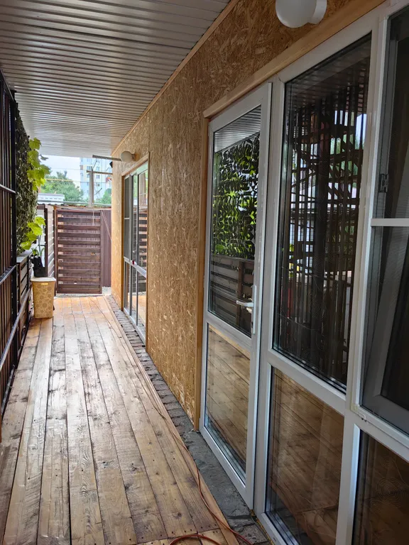 Часть дома с собственным двором около моря