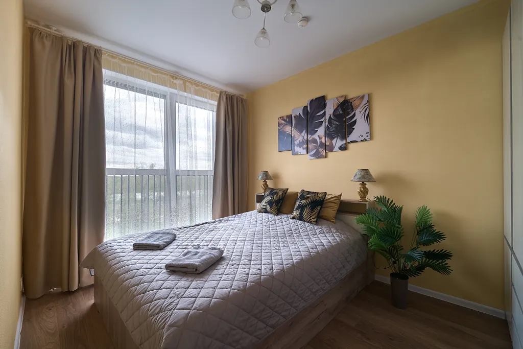 Уютная евродвушка с кроватью и диваном