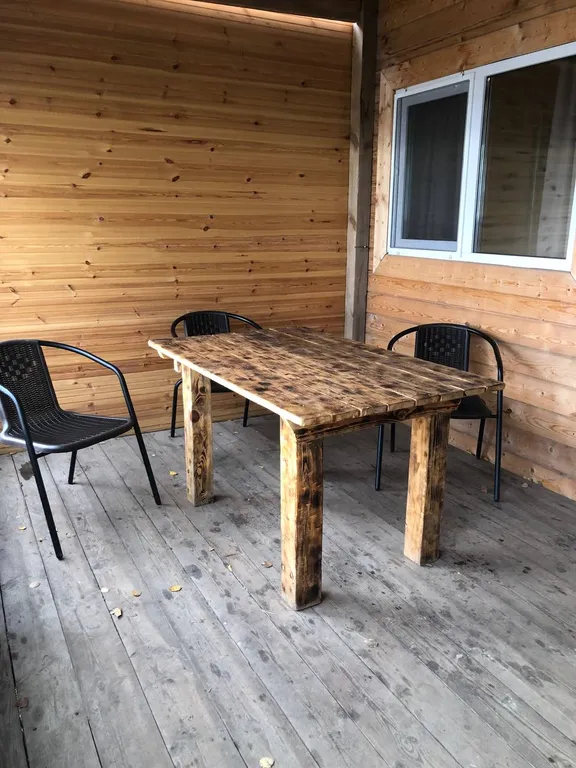 Домик на берегу озера