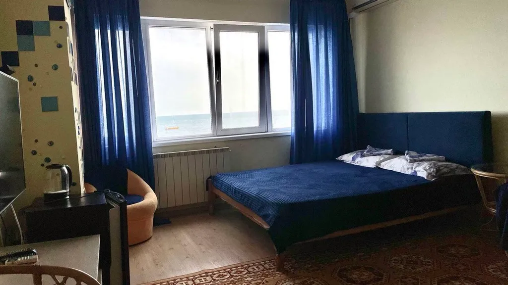 Эллинг на берегу и видом на моря