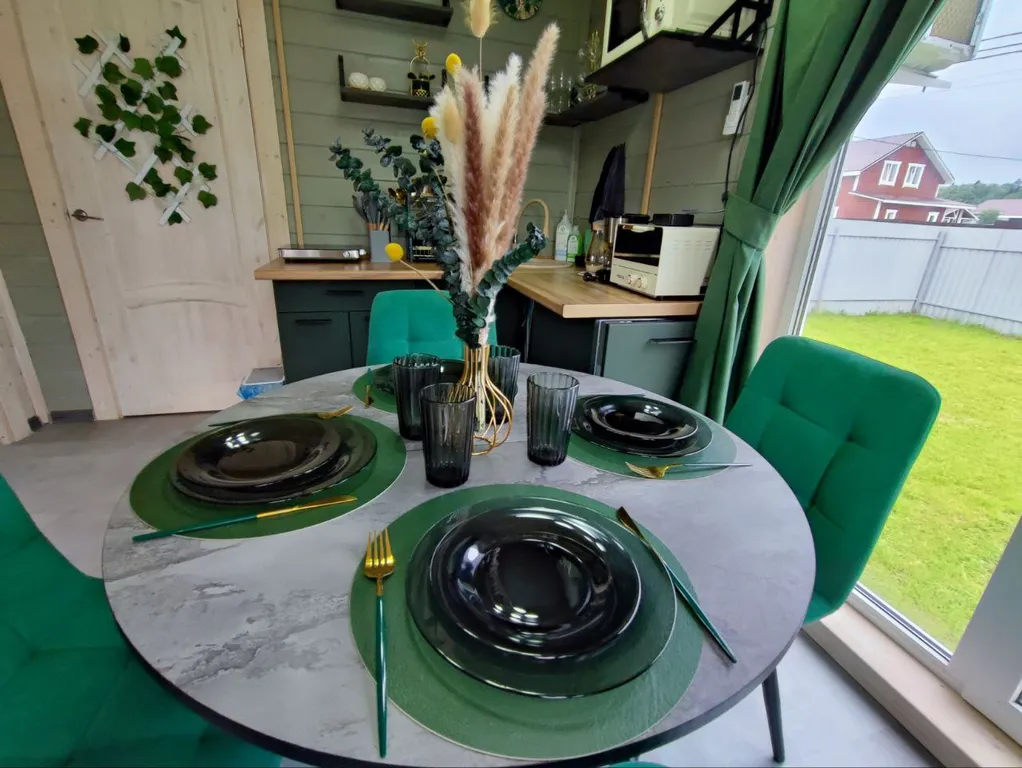 Новый стильный дом в окружении леса