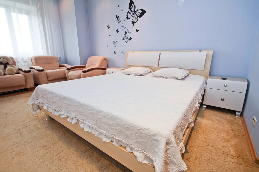 Светлая и просторная квартира в центре — аренда посуточно в Сургут