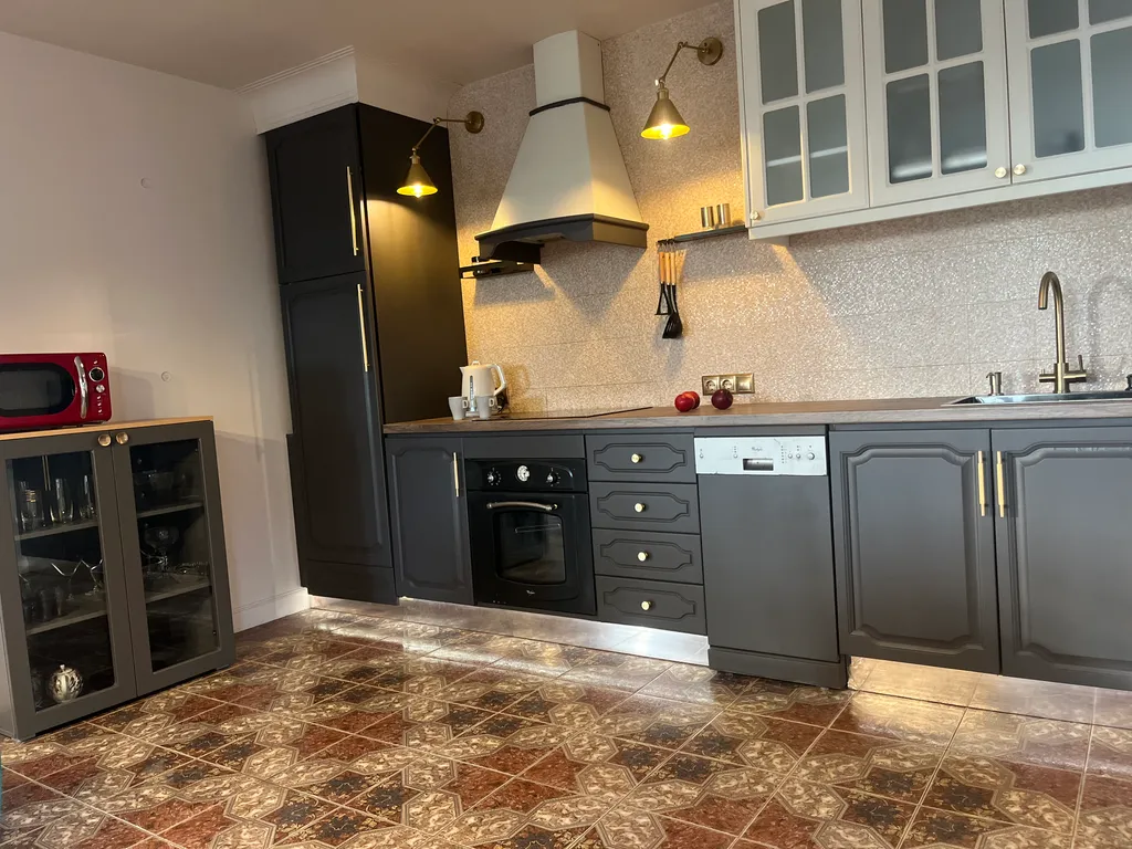 Коттедж на берегу Невы с lounge в гараже