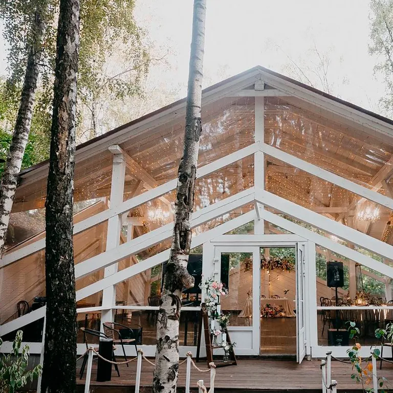 Загородный дом с бассейном и банкетным залом