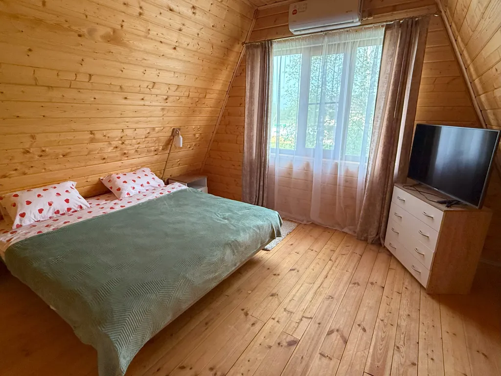 А-фрейм шалаш у леса