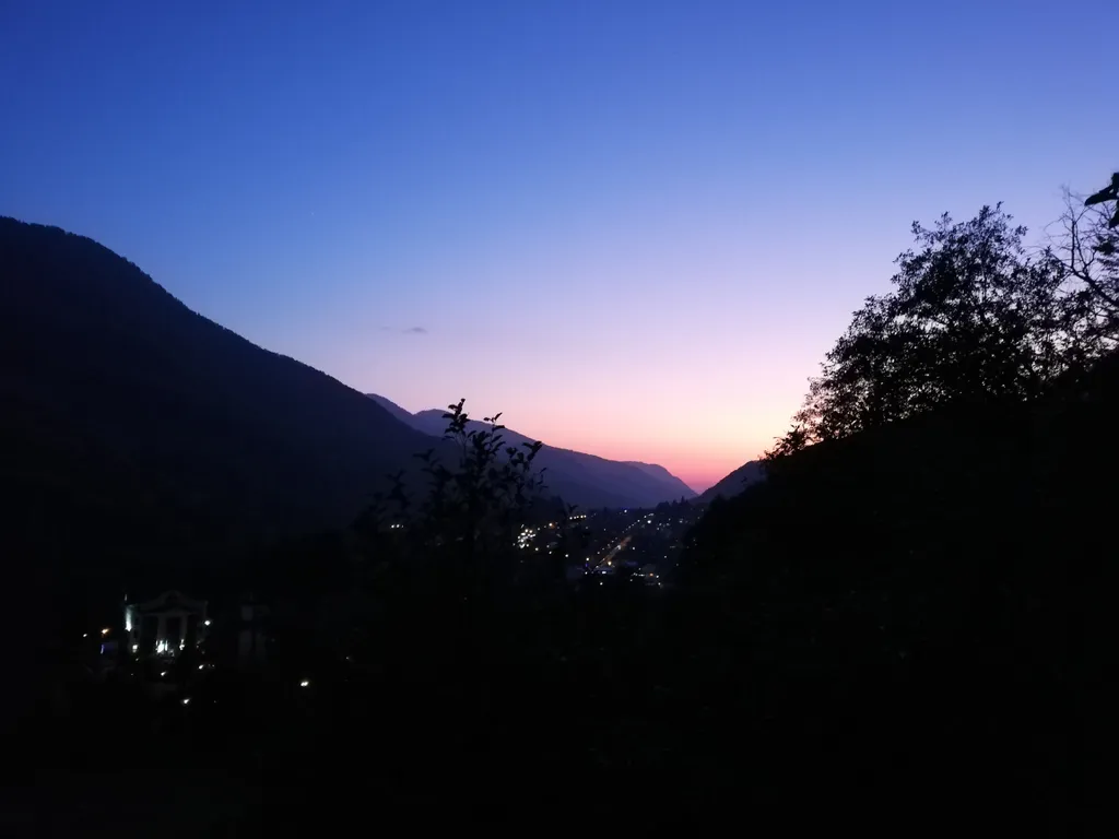 Студия с видом на горы и балконом