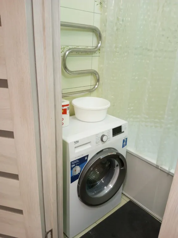 Стильная квартира с большой кроватью и телевизором смарт