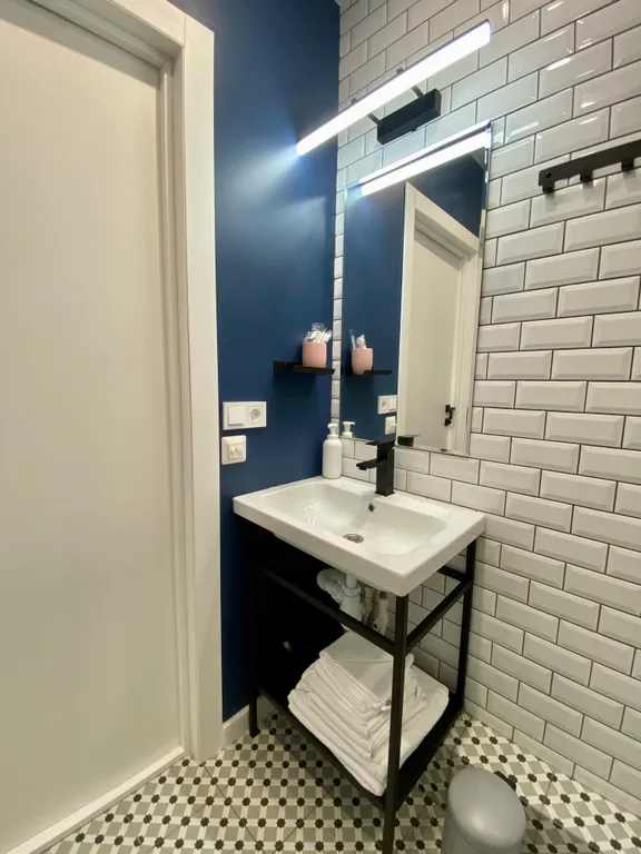 Синяя студия с панорамным окном и видом на закат