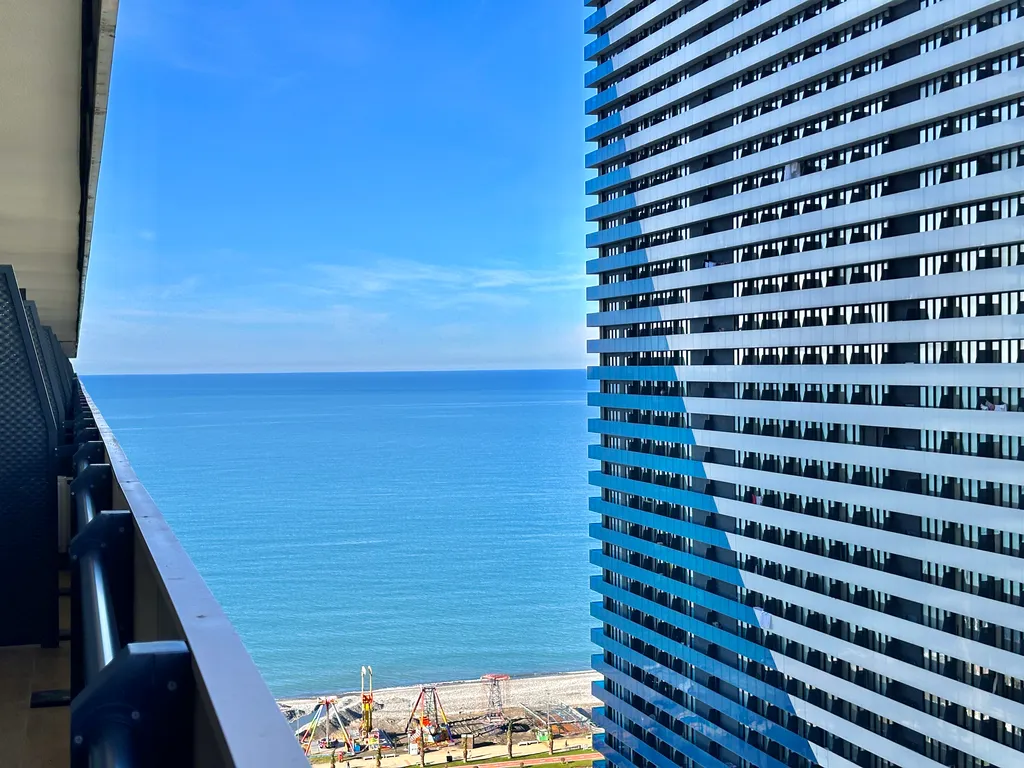 Студия с видом на море и стильным дизайном