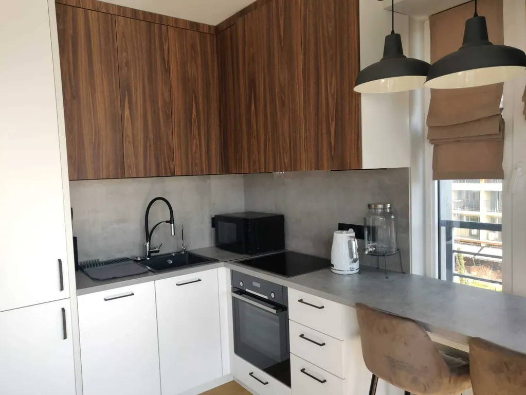 У моря: стильная евротрешка с двумя балконами и видом