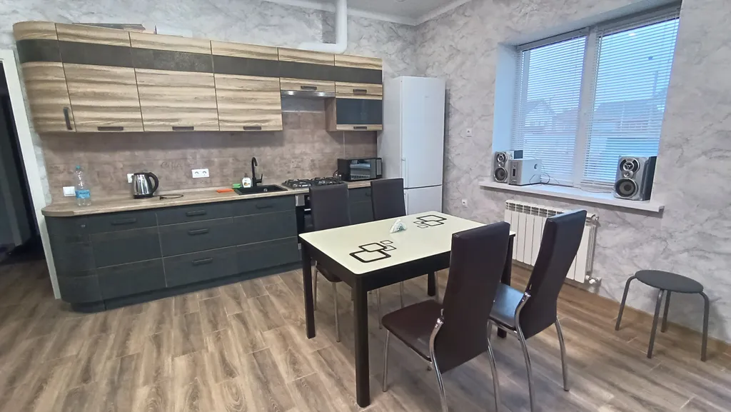 Трёхкомнатный новый коттедж в черте города с бассейном