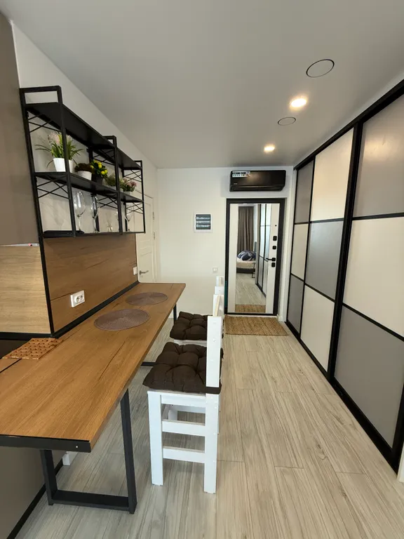 Уютная студия в центре города с видом на лес и море