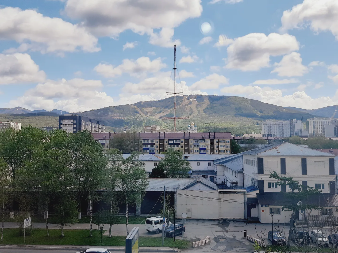 Чудесный вид из окна спальни на сопки, горнолыжный комплекс "Горный воздух".