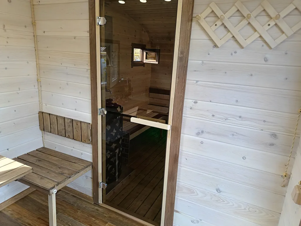 Домик, банька, чан, на берегу реки Белой