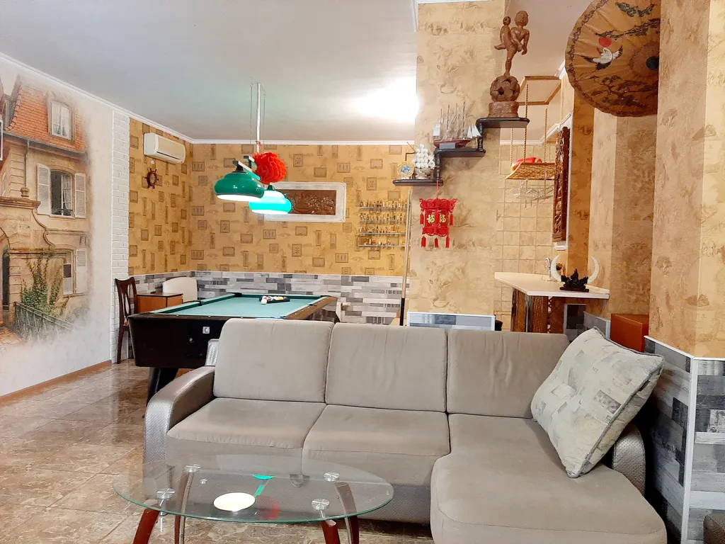 Дом с бассейном недалеко от моря