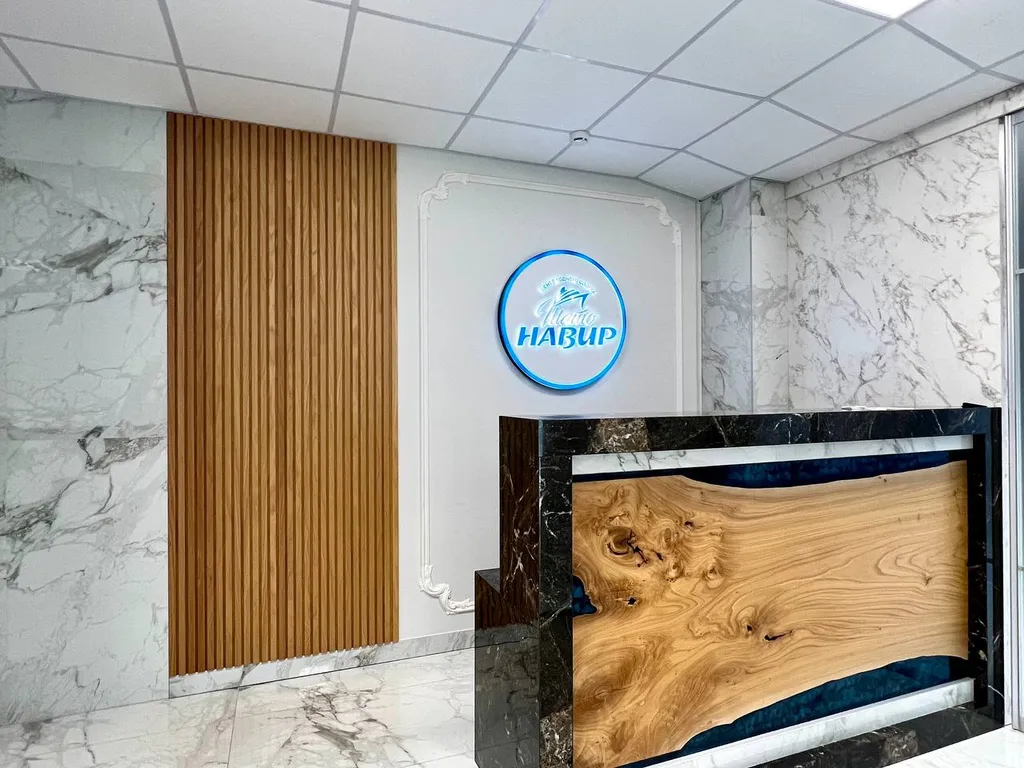 Современный апартамент с бассейном