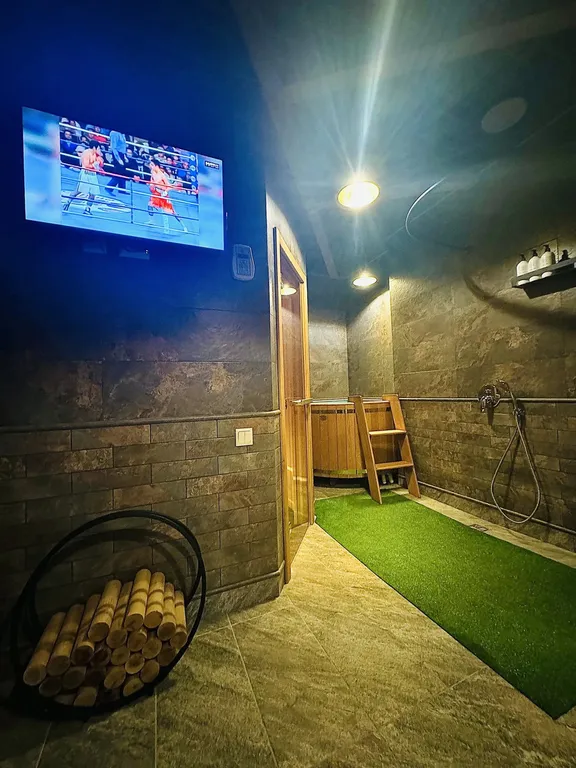 Премиальный гостевой дом в светлых тонах с видом на горы