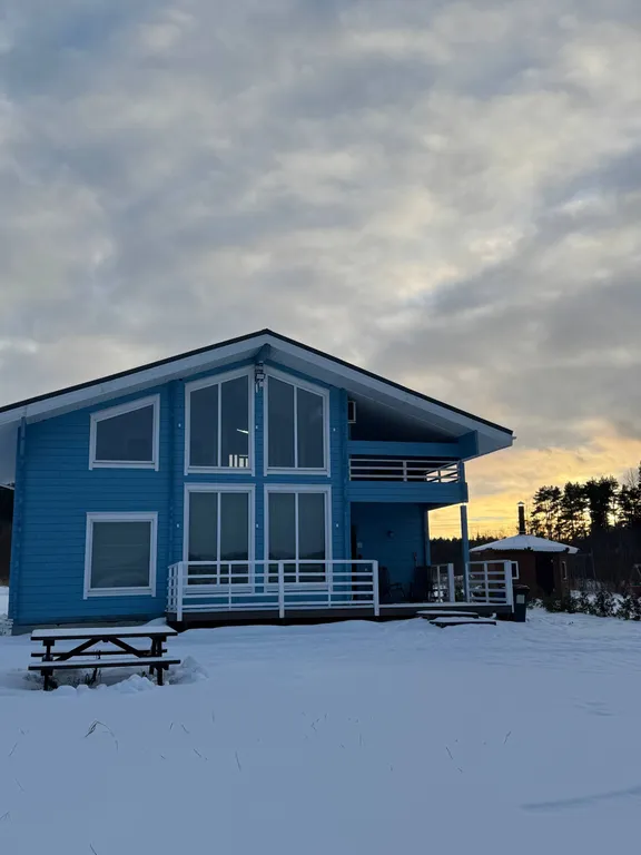 Большой дом с видом на озеро, 3 спальнями, сауной и детской площадкой