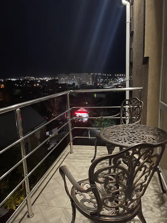 Четырёхместный номер люкс с балконом С видом на город и горы