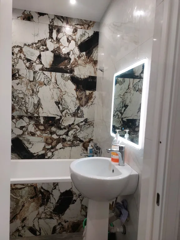 Домик в деревне в окружении леса