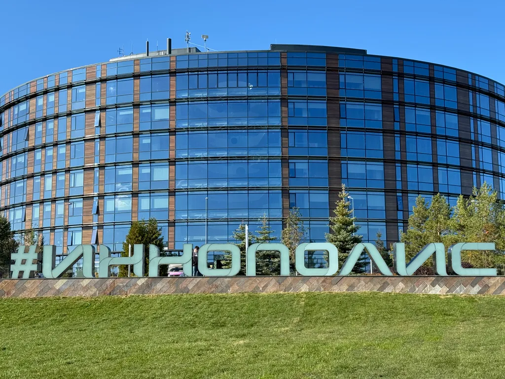 Уютная квартира с панорамными окнами в центре Иннополиса