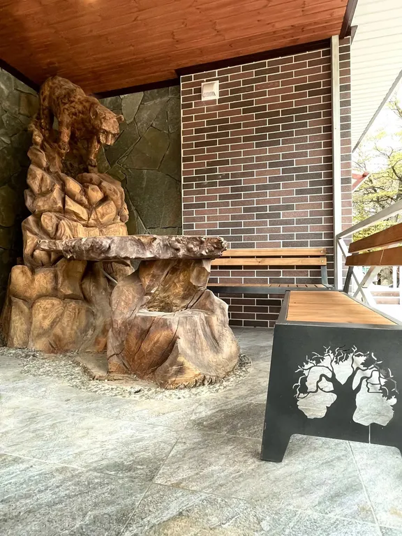 Премиальный Гостевой Дом в темных тонах с видом на горы