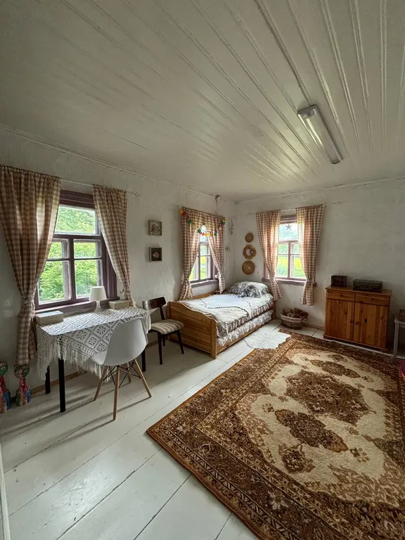 Деревенский домик в лесу