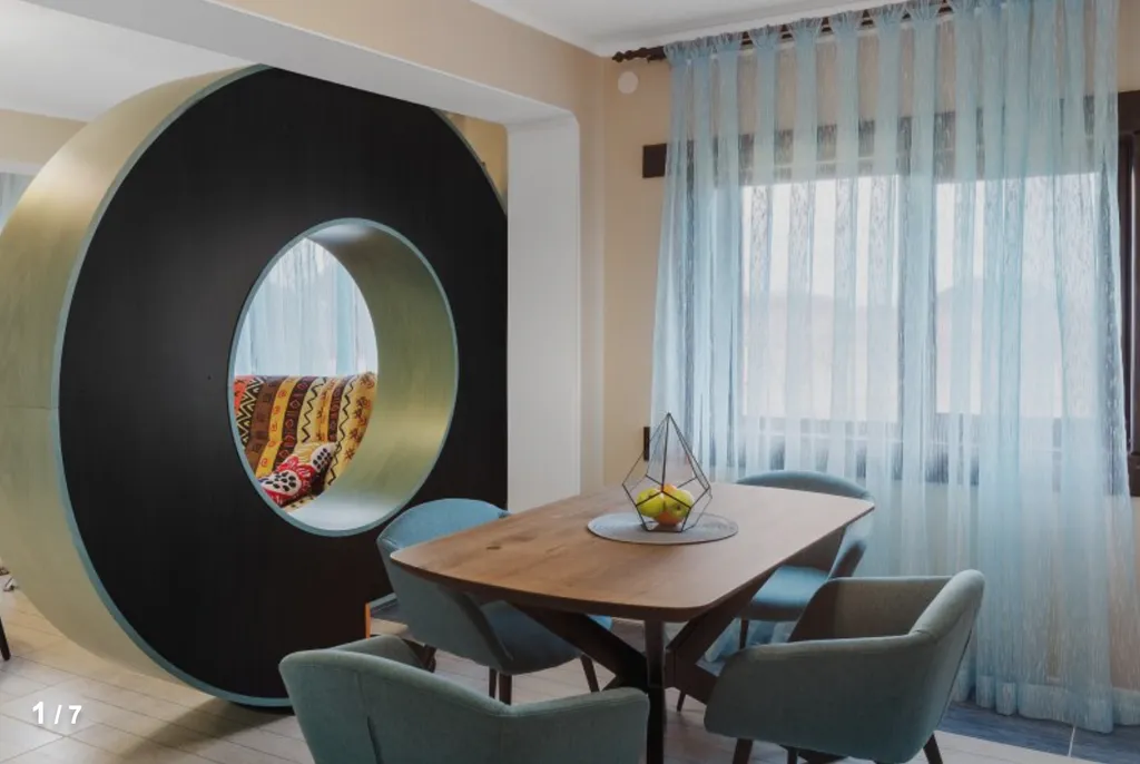 Домик с павлинами