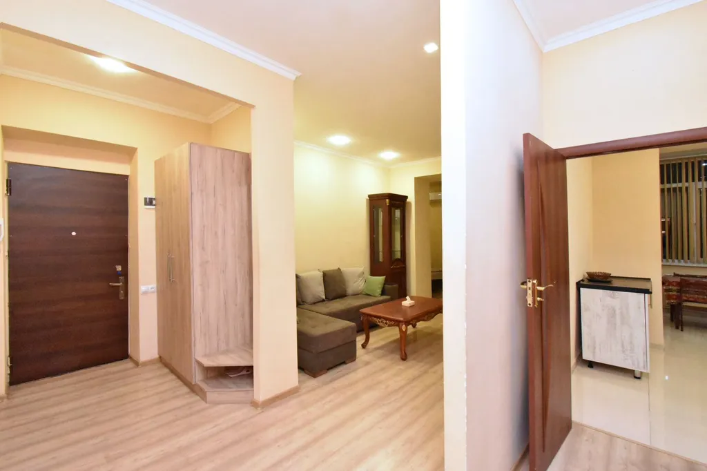 Двухкомнатная светлая квартира с высокими потолками в центре города