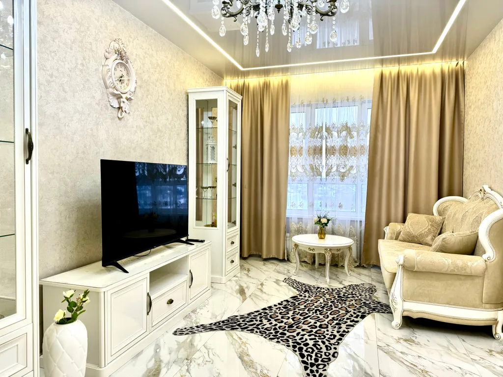 Апартаменты в античном стиле, с джакузи и красивым видом из окна