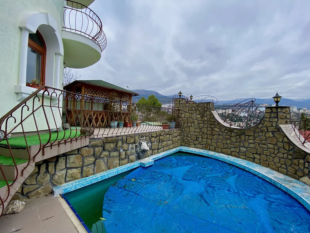 Дом в центре с видом на море