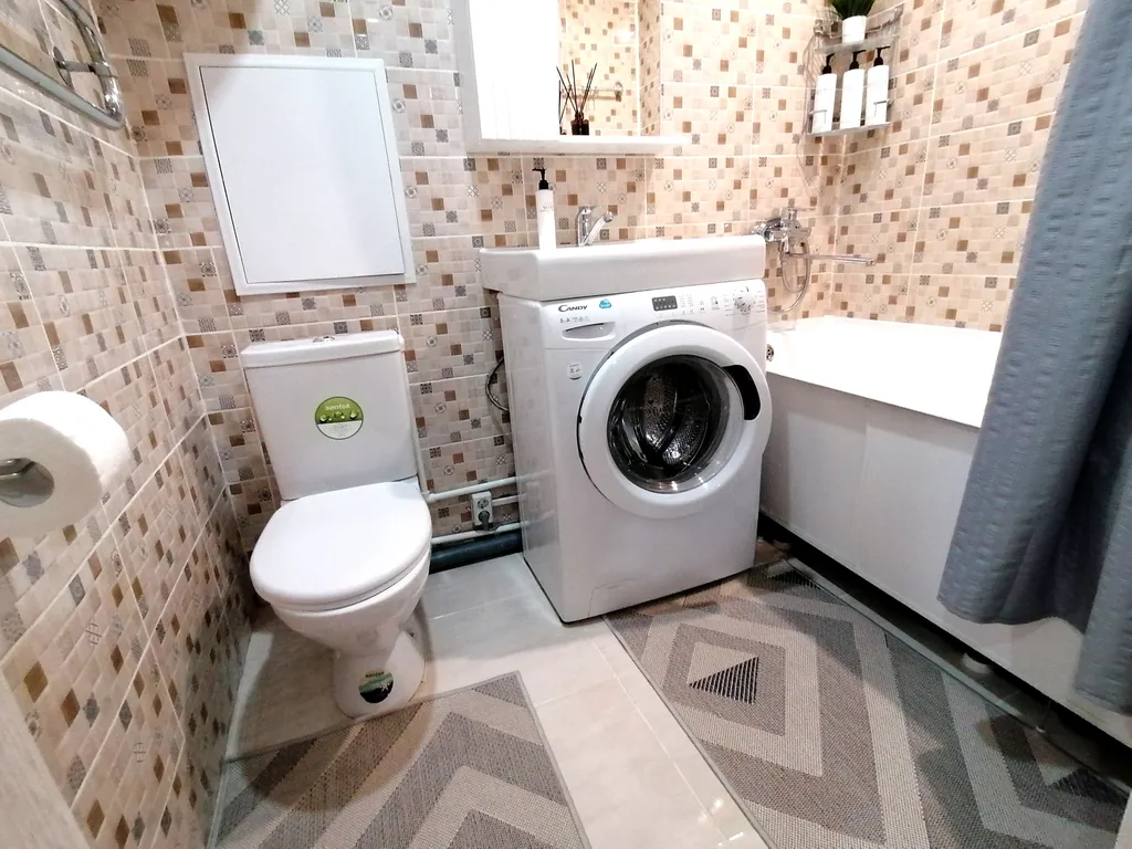 Уютная и тёплая квартира в центре города. Столовая расположена  в доме