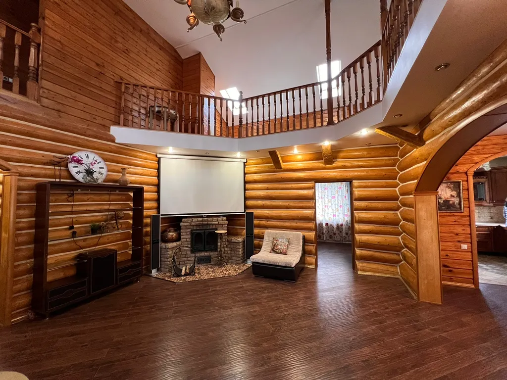 Деревянный коттедж с баней на берегу реки