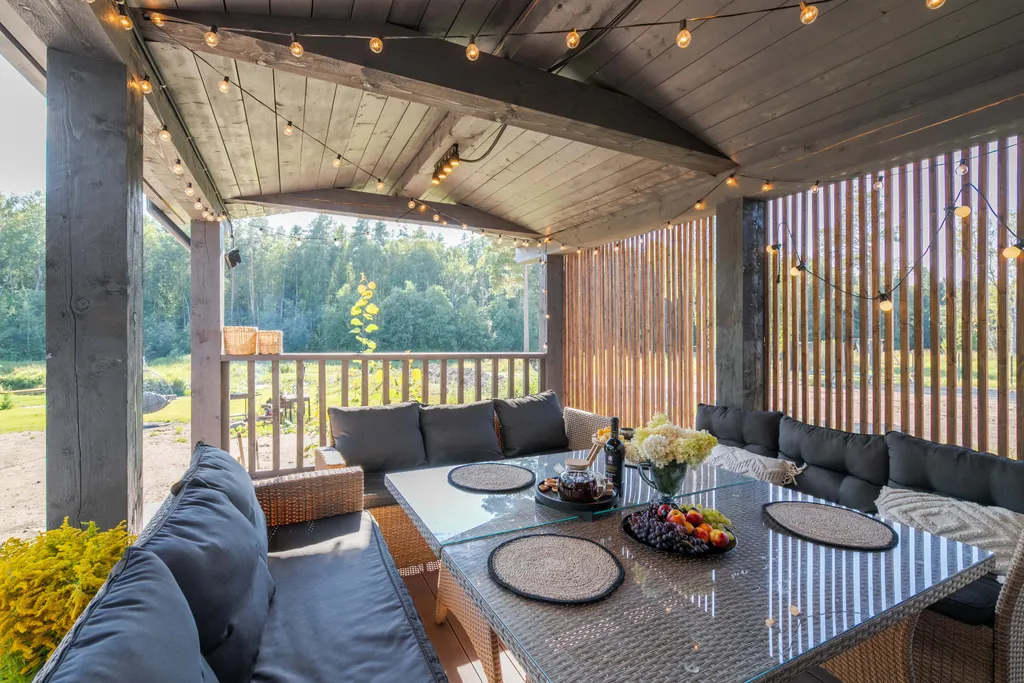 Загородный дом на берегу реки со своим пляжем