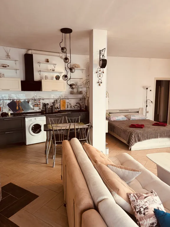 Большая студия с видом на море с панорамными окнами