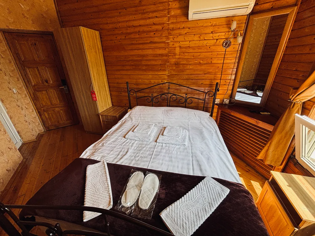Двухместный деревянный , мансардный номер с не большой кроватью