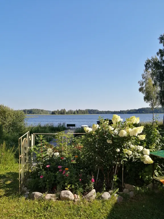 Дом на берегу озера Селигер