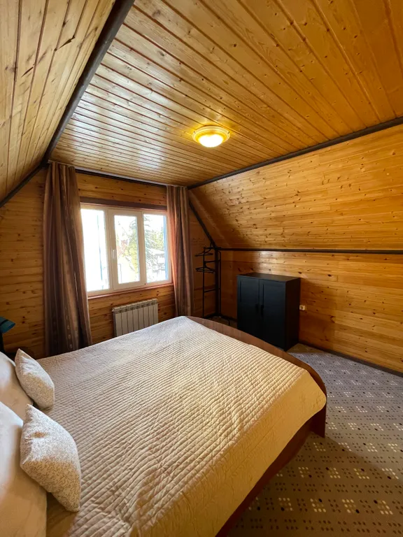 Небольшой уютный дом рядом с пихтовым лесом